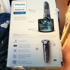 Philips Norelco Wet/Dry Shaver 7700